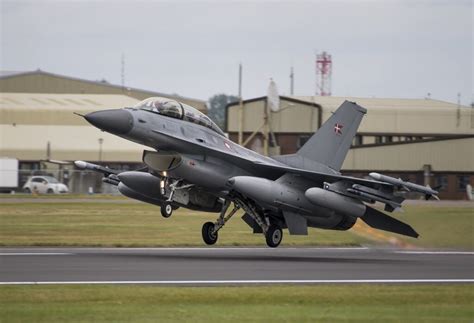Pilotos ucranianos comienzan entrenamientos en aviones F-16 en Estados Unidos